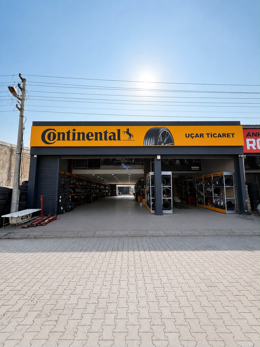 Continental Uçar Ticaret binek şube dış görünümü — sarı tabela ve lastik sergi rafları